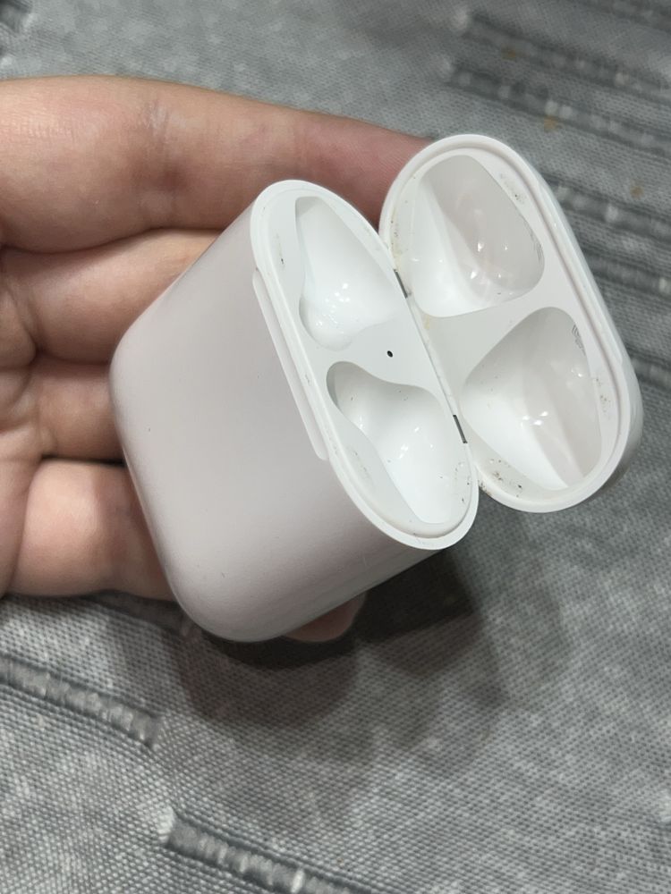 Apple AirPods 2 с дефектна лява слушалка