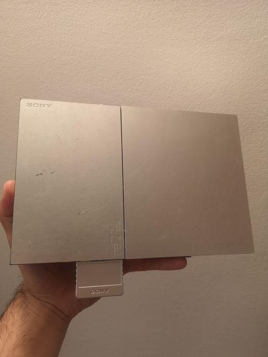 Vând PlayStation 2 in stare bună de funcționare