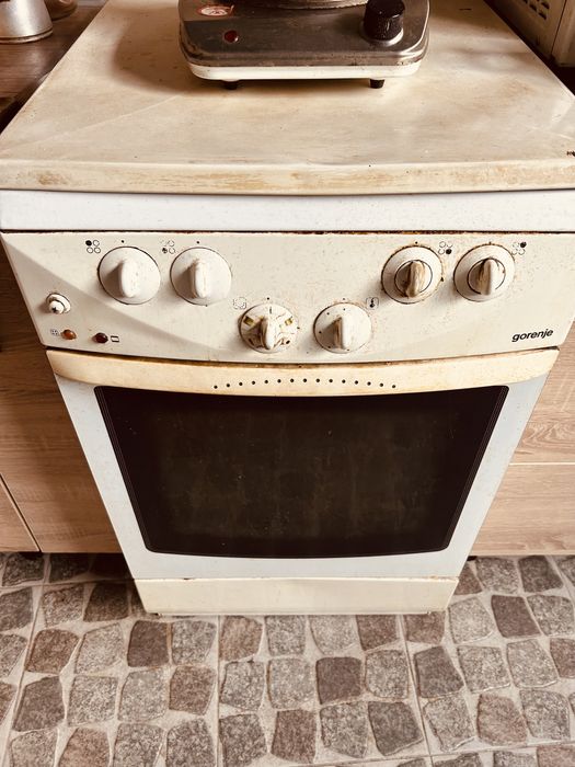 Продавам готварска печка 2 ток и 2 газ