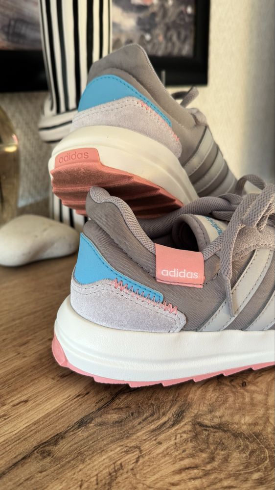 Дамски маратонки Adidas номер 37 1/3