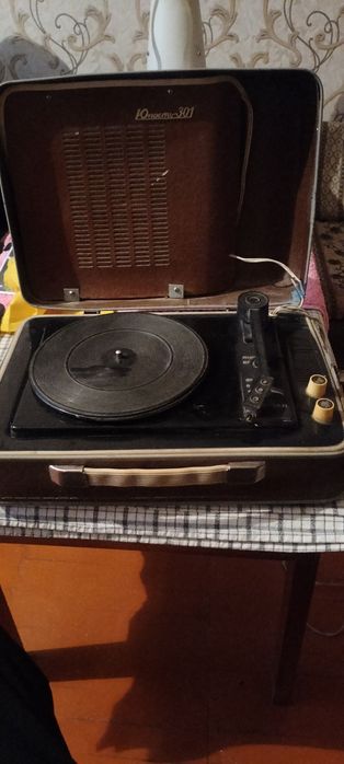 Продам проигрыватель Юность 301