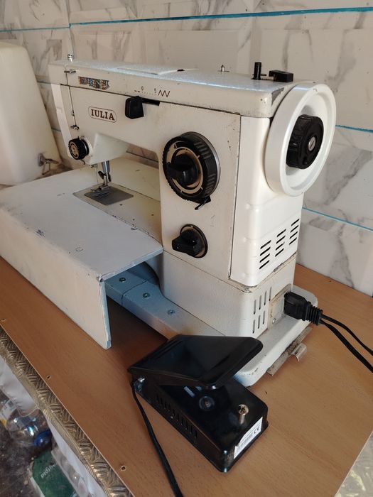 Mașină de cusut marca Iulia fabricată la Cugir