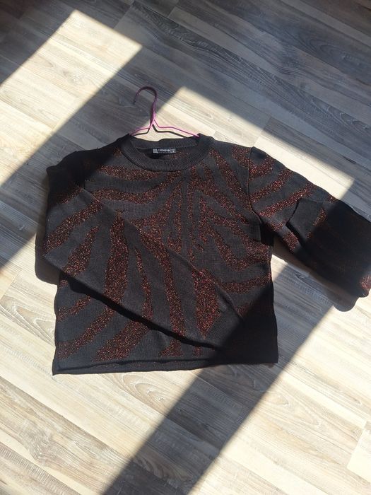 Черна вълнена блуза със златни-кафяв принт