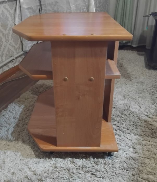 Тумба под телевизор на колёсиках.