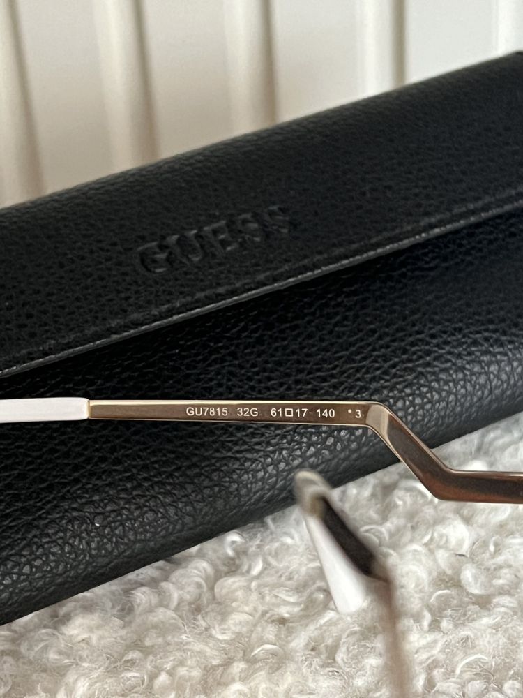 Слънчеви очила на Guess с кутия