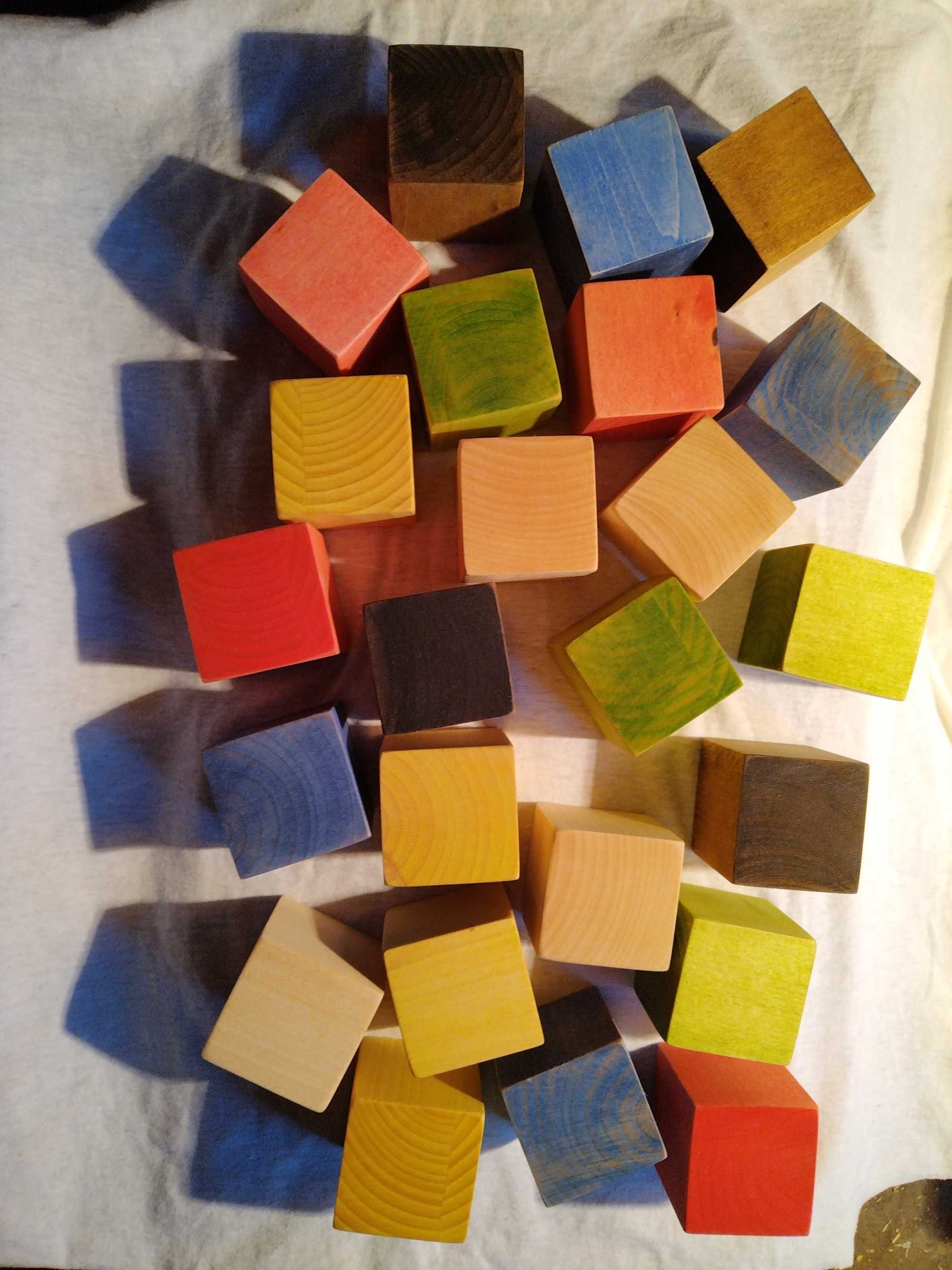 Дървени кубчета за игра, разноцветни