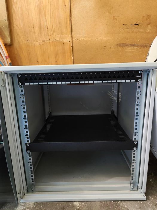 Комуникационен шкаф