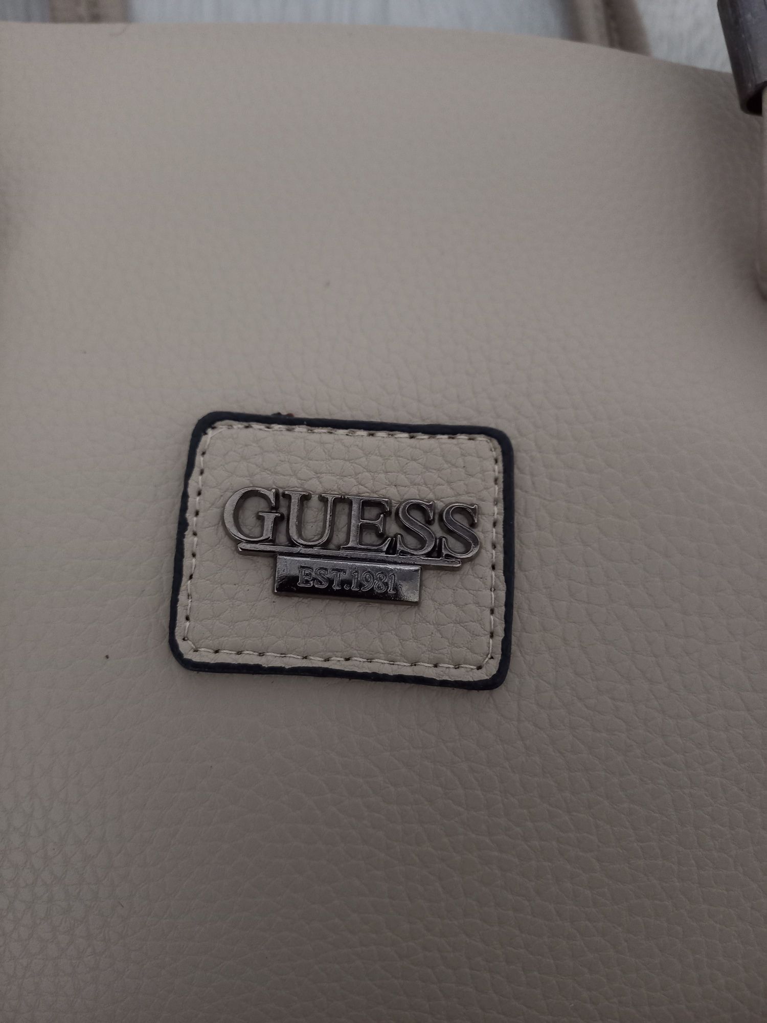 Нова чанта на марката Guess