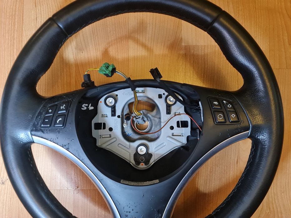 Vând volan BMW se potrivește pe mai multe modele e90 e91 e87 x1