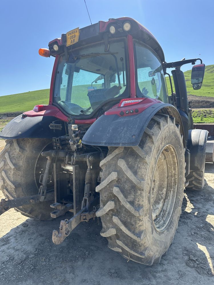 Tractor Agricol cu incarcator Valtra N124