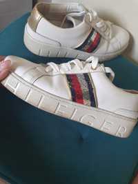 Adidași Tommy Hilfiger.