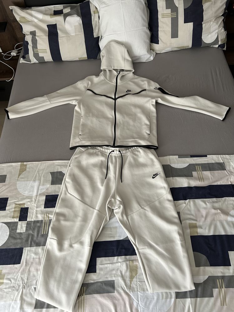 Compleu hanorac + pantaloni Nike Tech Alb