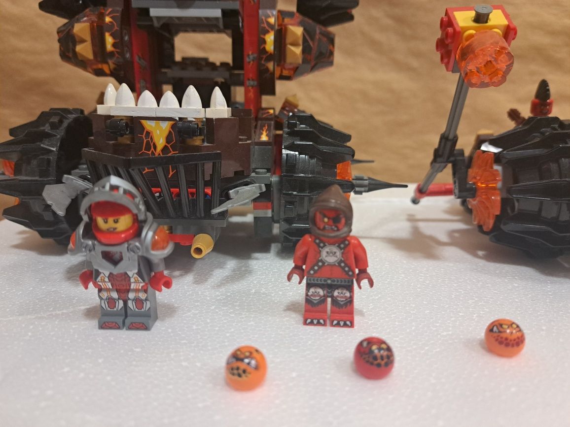 LEGO Nexo Knights 70321 și 70313