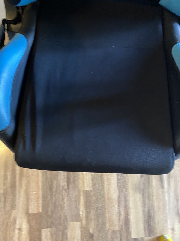 Vând scaun Genesis nitro 550 negru/albastru