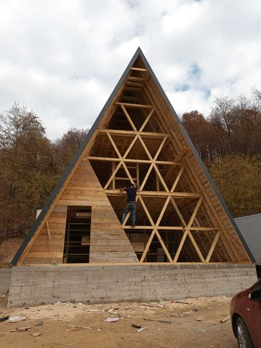 Cabana stil A Frame si casa din structura de lemn de vanzare