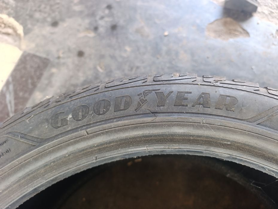 Продавам зимни гуми GOODYEAR 235/40R18