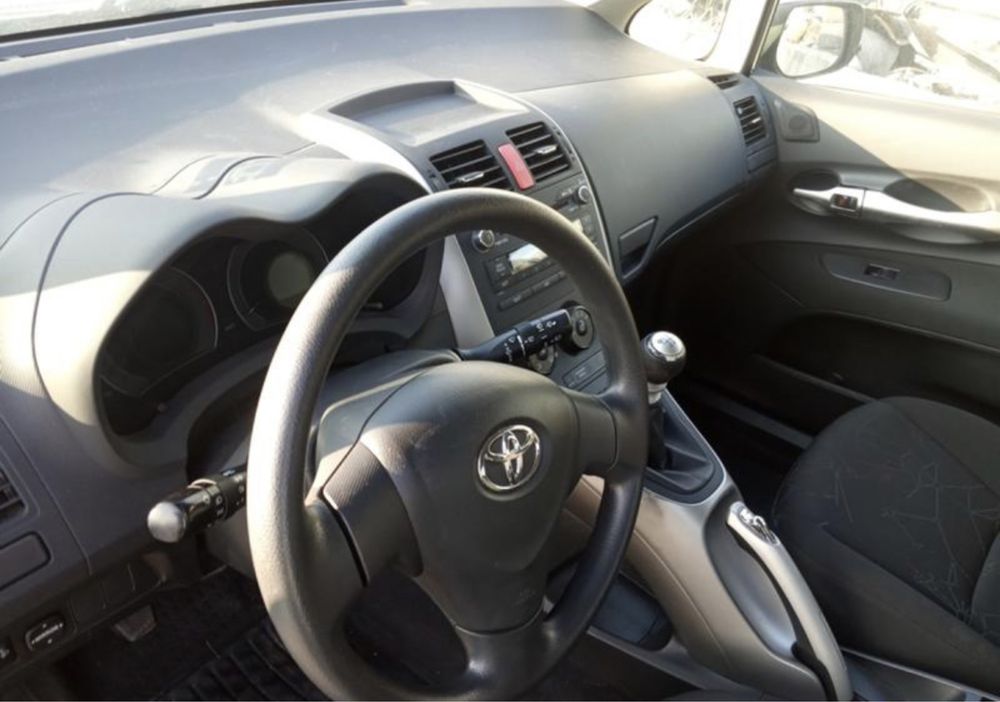 Toyota Auris 1.3 на части