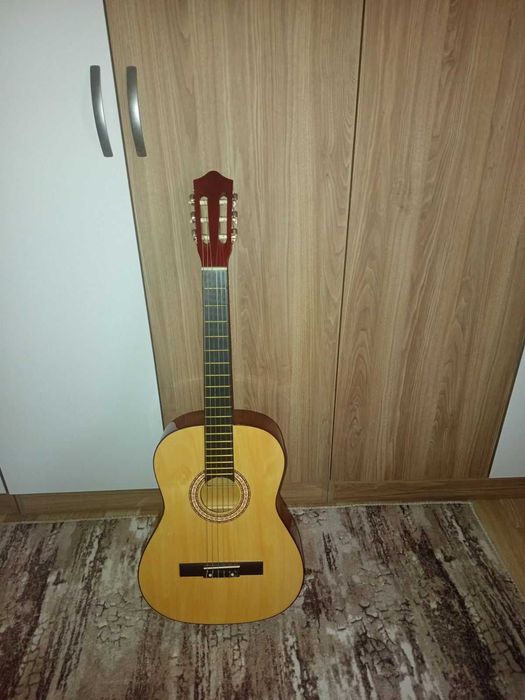 Продавам класическа китара