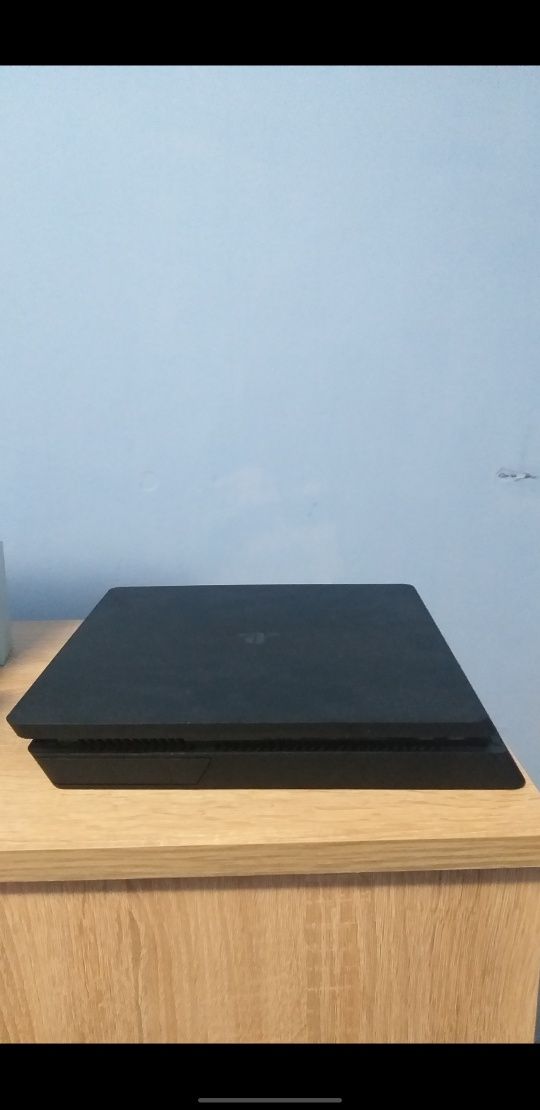 Ps 4 slim 500GB o manetă, 7 jocuri , 2 manete