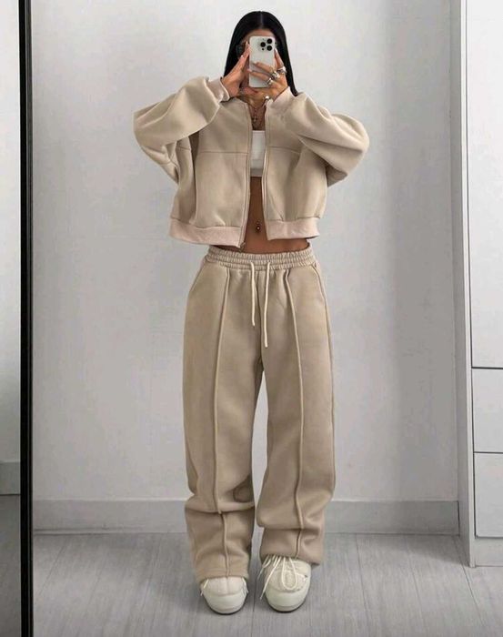 Дамски екип Хс/С размер в бежово ( цвят кайсия )