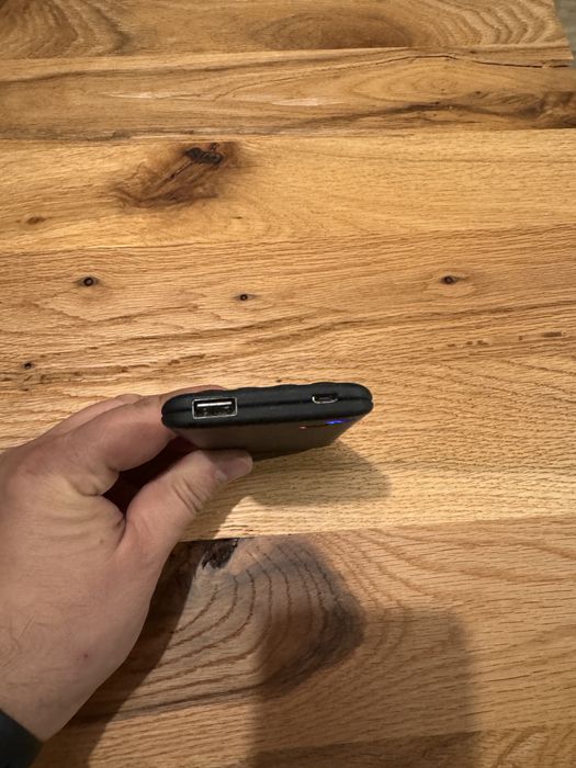 Power bank 5000 mAh cu incarcare wireless, cu prindere cu ventuze