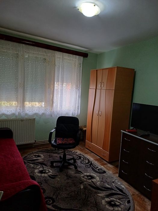 Apartament 2 camere, semidecomandat, etaj 3, Târgu Jiu