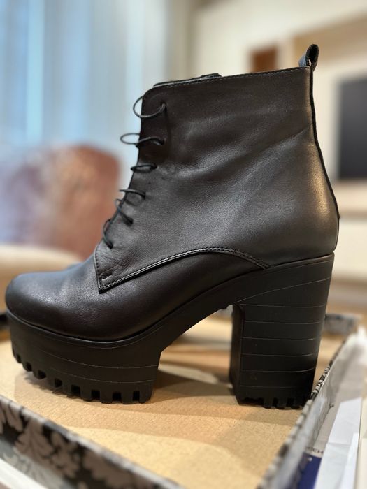 Черни дамски кожени боти