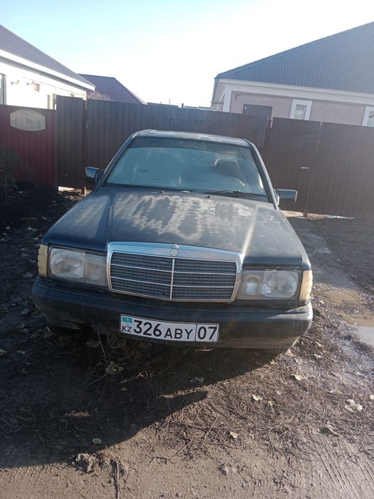 Машина Мерседес 190
