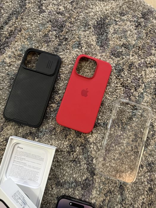 Продавам Iphone 14 pro с подаръци . 5 бр стъклени протектори и калъфи