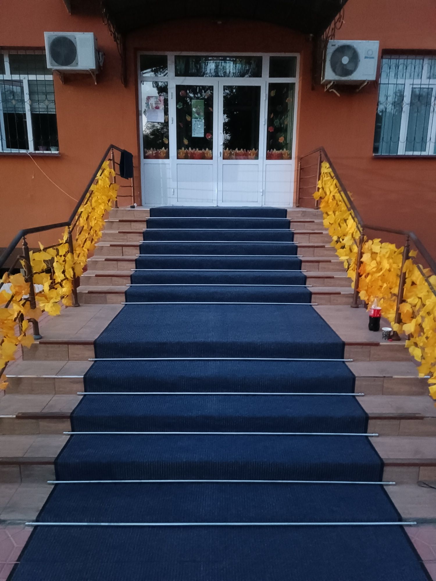 Установка на лестницу держатель для  ковров  и продажа драп резина