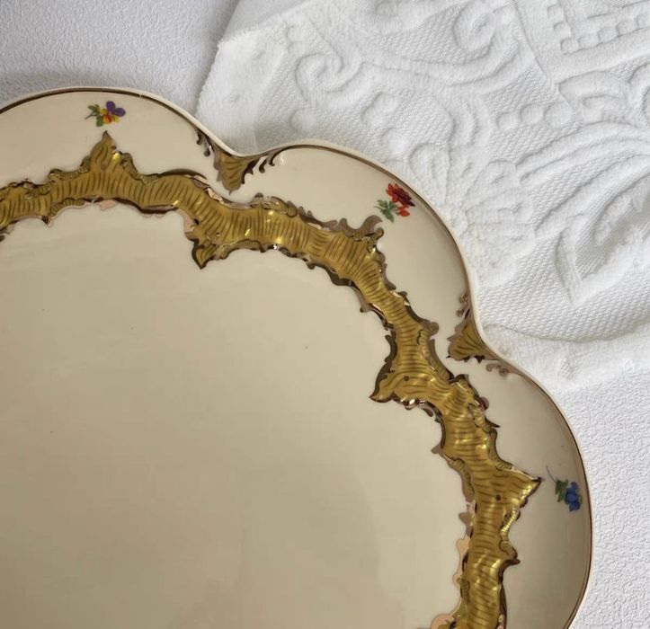 Шикарное фарфоровое плоское  блюдо с бортом.
Богатая позолота рельефом