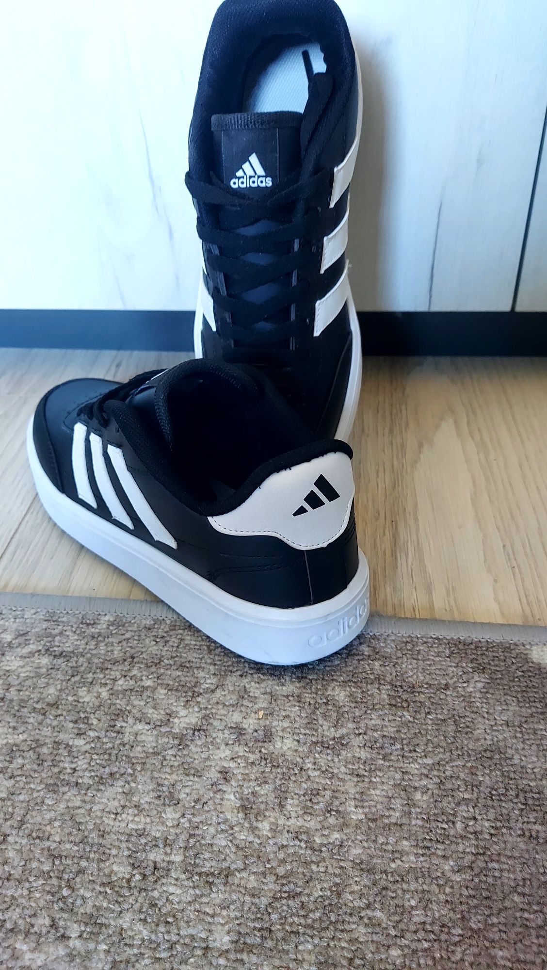 Маратонки adidas 40номер.