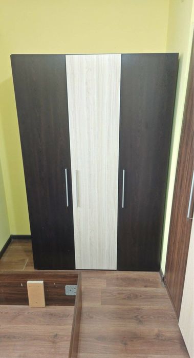 Трикрилен гардероб