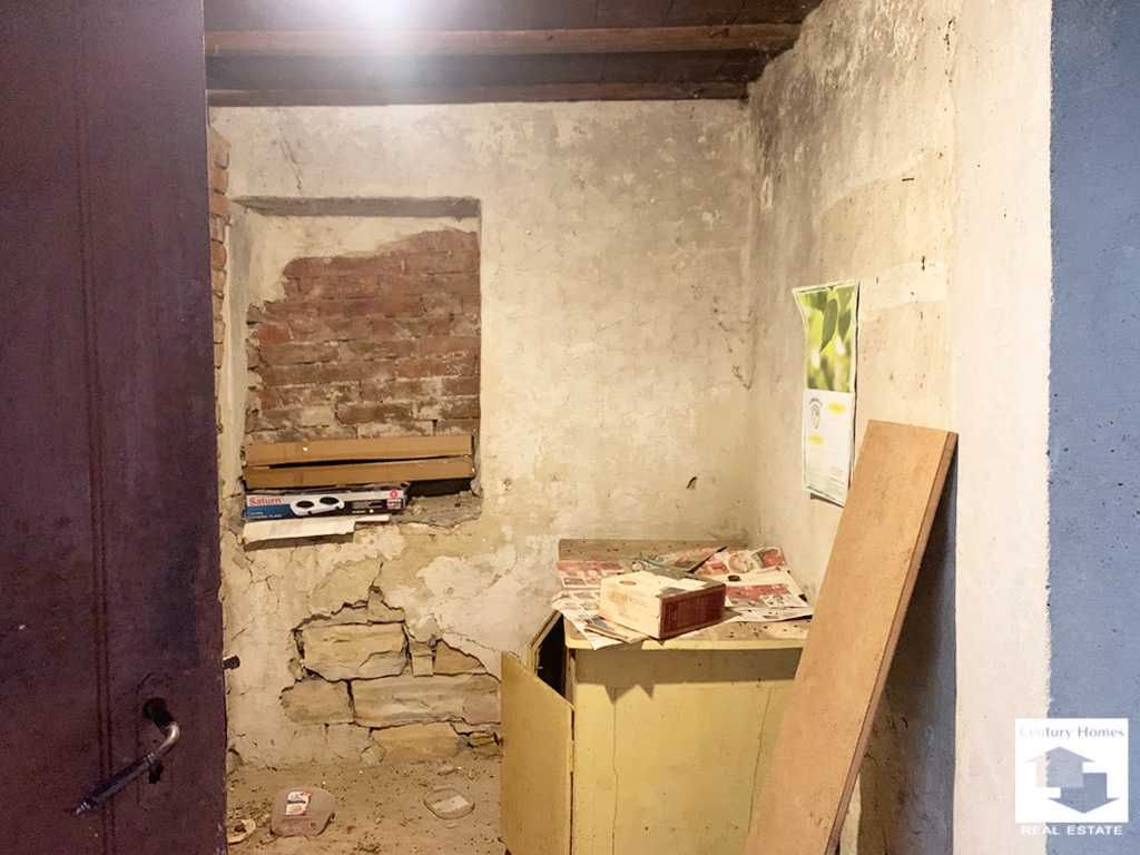 145295 Къща с равен двор и стопански постройки в с. Стефан Стамболово