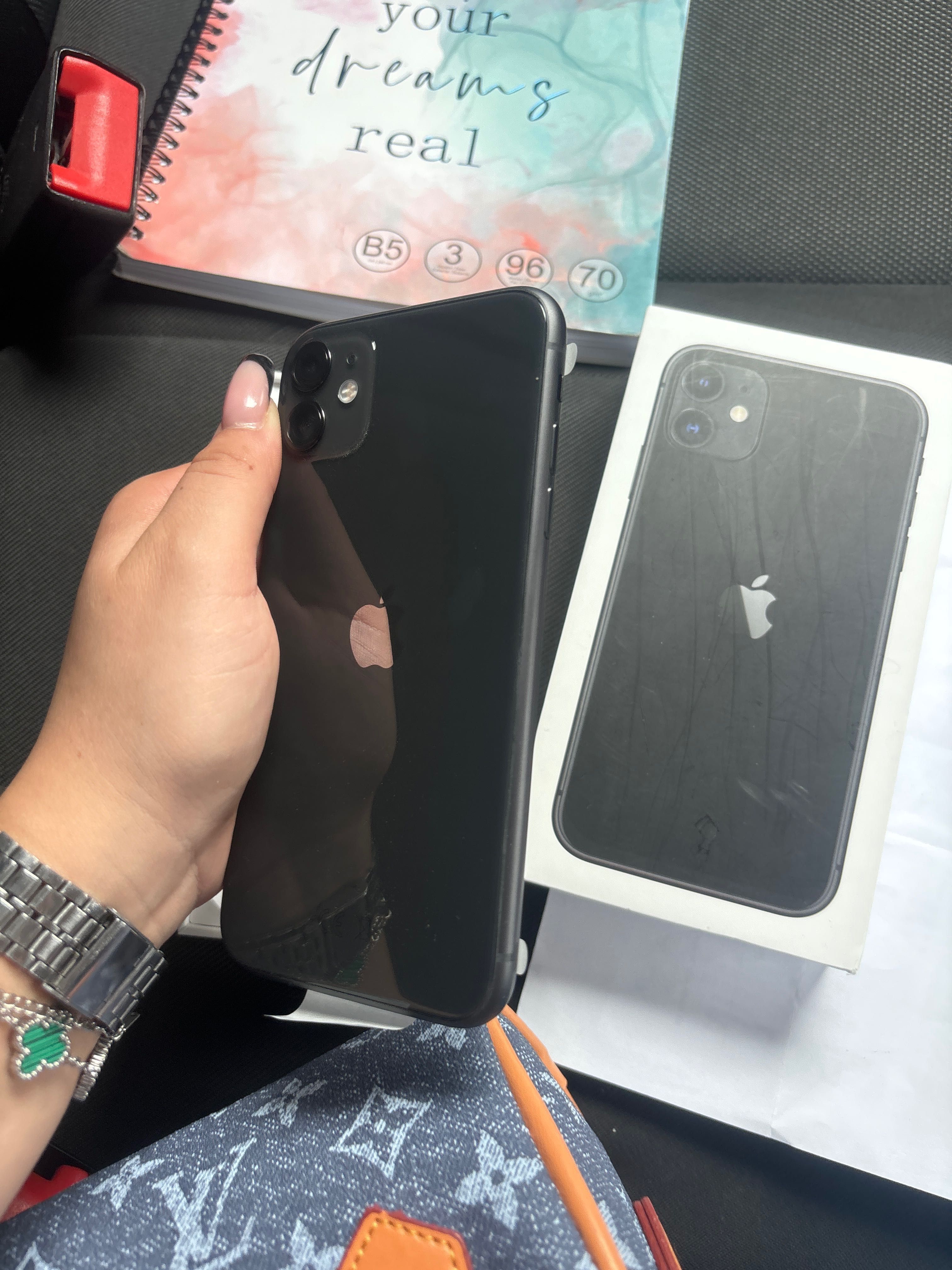 Iphone 11 Чисто нов с фолио не използван