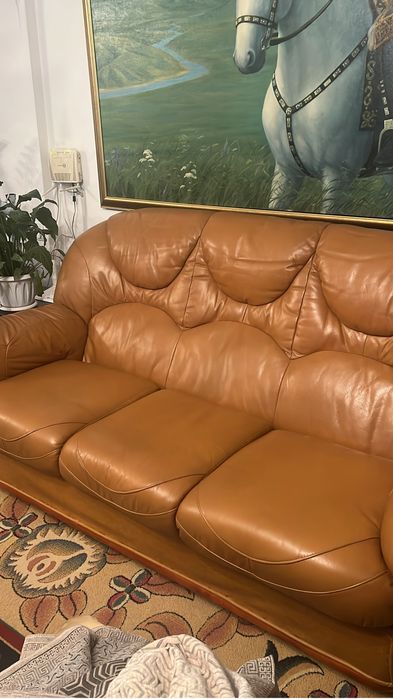 Диван кожаный в отличном состоянии