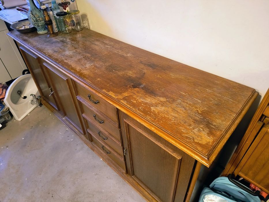 СПЕШНО продавам масивен дървен шкаф