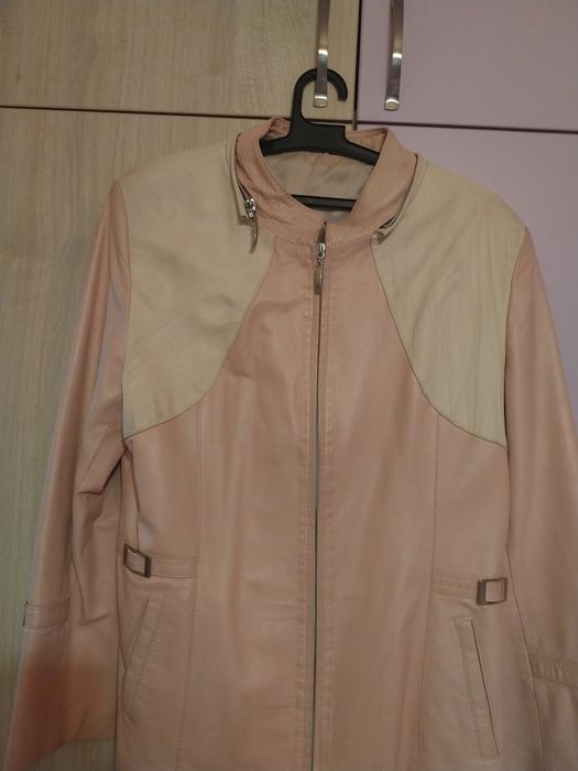 Продавам кожено яке в бежово и розово, запазено