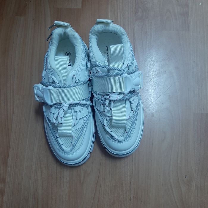 Adidasi albi marimea 38