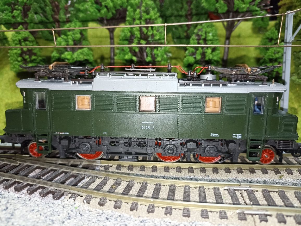 Locomotiva electrica HO E 104 Roco trenulețe diorama