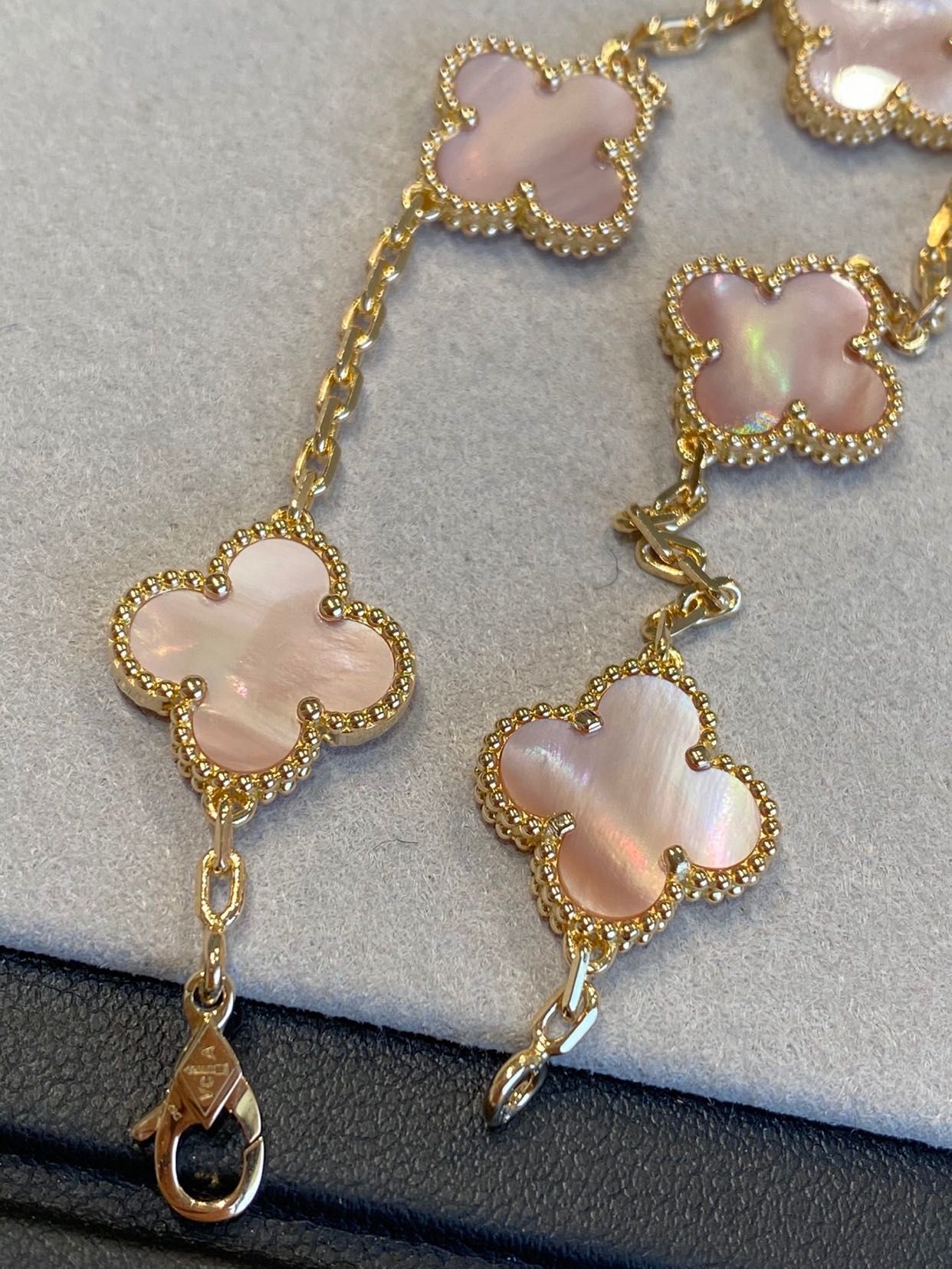 Позлатени гривни Van Cleef & Arpels