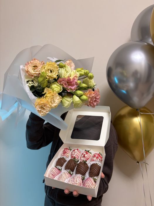 Комбо бенто +букет +5 гелевых шаров