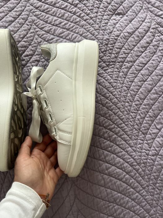 Adidasi albi Batta dupa modelul Alexander Mcqueen