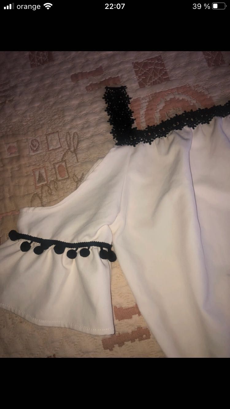 Rochie albă cu mâneci clopot impecabila