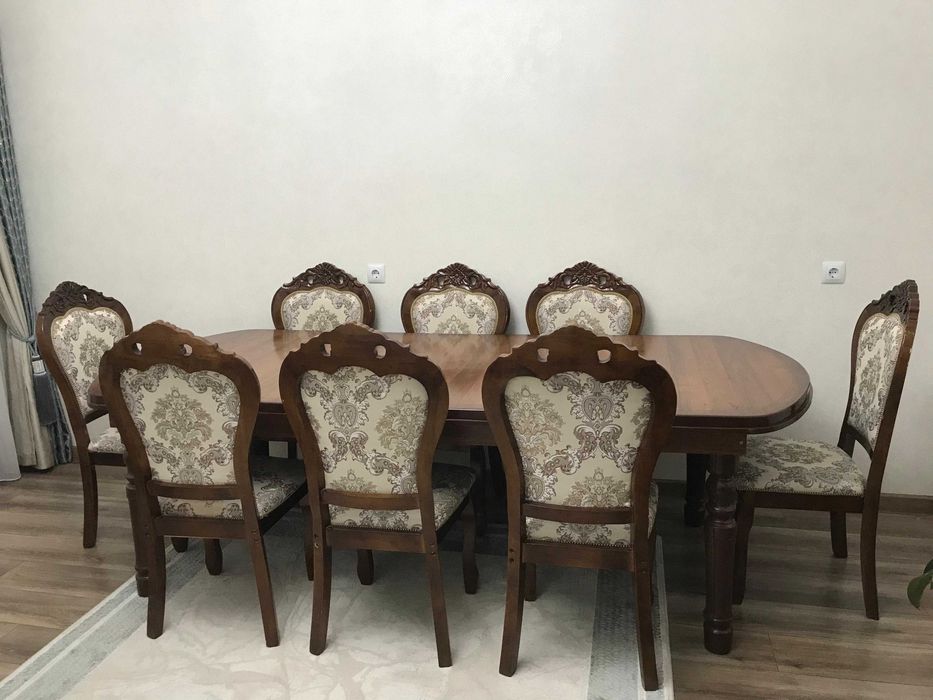 Стол со стульями