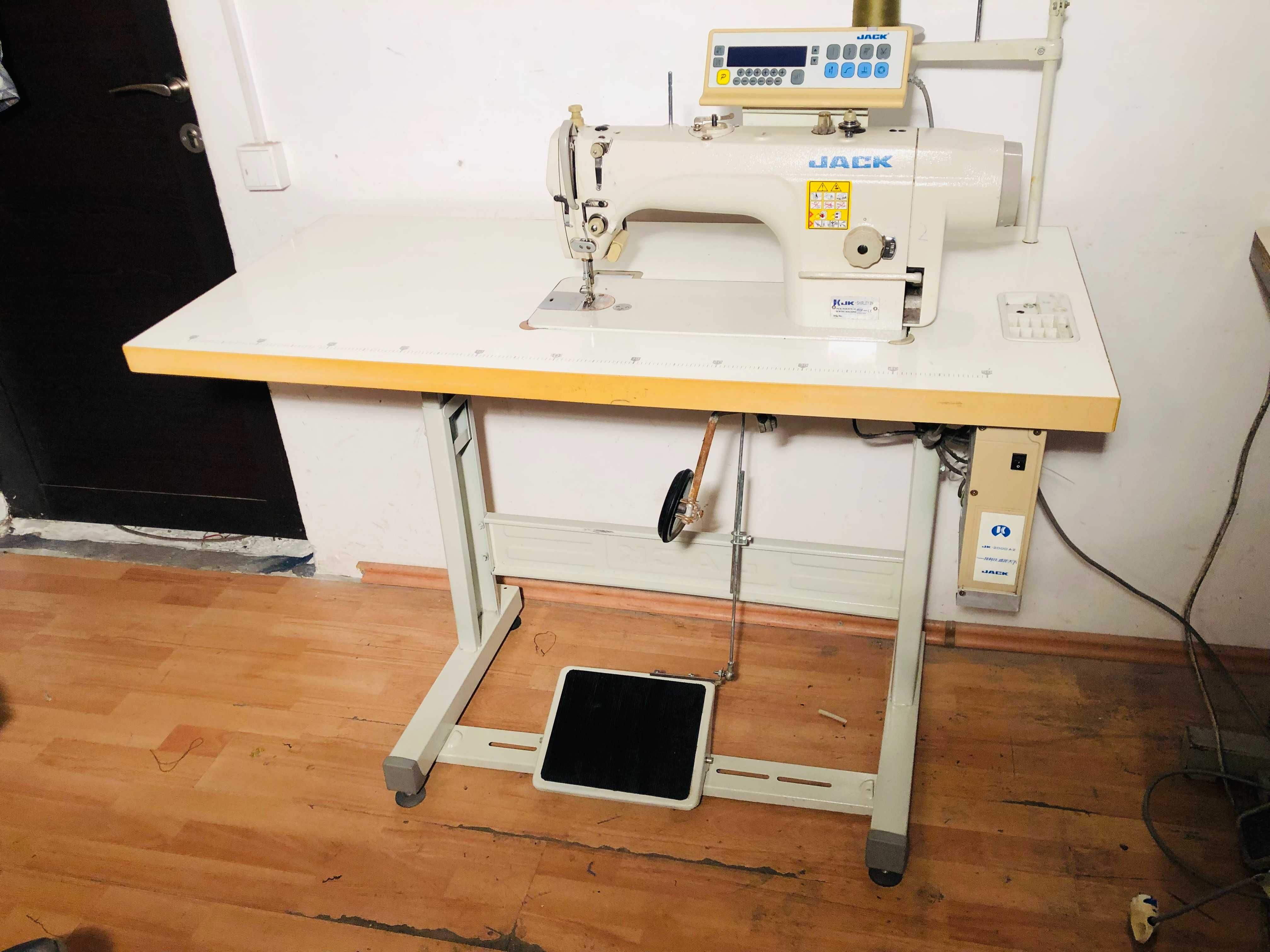 Masina de cusut ,liniara automata cu motor direct drive.