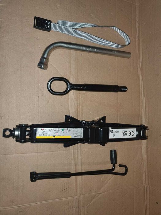 Фолксваген Тигуан Ауди Кю 3 Аварийно обурудване крик