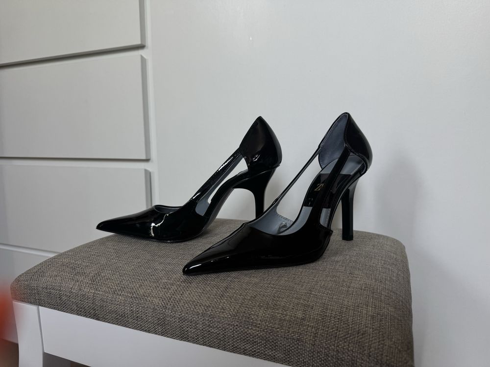Лачени обувки на висок ток zara