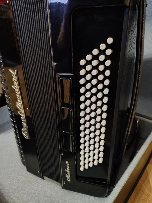 Акордеон Роял Стандарт с куфар . Отлично състояние!