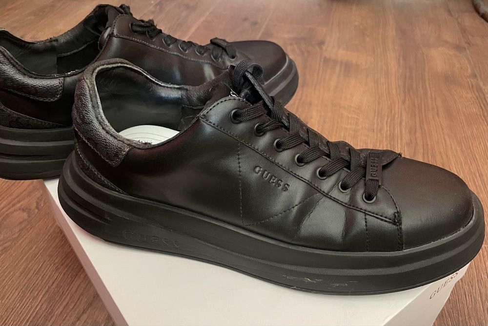 Кожени мъжки маратонки на Guess